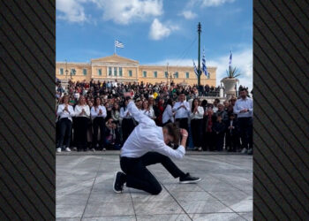 Το ζεϊμπέκικο στην πλατεία Συντάγματος μετά την παρέλαση που έκανε 1 εκατ. προβολές, δείτε βίντεο