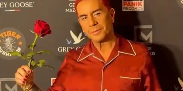 Γιώργος Μαζωνάκης: Με κόκκινα νύχια και ασορτί μαλλιά στο πάρτι για τα γενέθλιά του και την κυκλοφορία του νέου του τραγουδιού