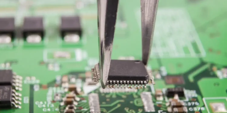 Η έλλειψη ηλίου λόγω του πολέμου στο Ιράν απειλεί ακόμα και την τεχνητή νοημοσύνη – Απαραίτητο για μαγνητικές τομογραφίες, μικροτσίπ, smartphones ακόμα και στη NASA