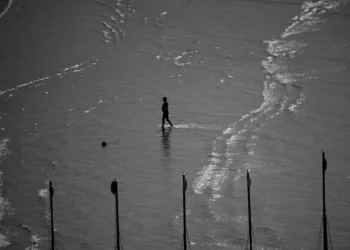 Ισραήλ: Κάνουν μπάνιο στο Τελ Αβίβ παρά τον πόλεμο