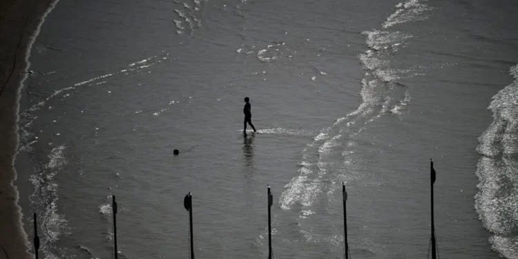 Ισραήλ: Κάνουν μπάνιο στο Τελ Αβίβ παρά τον πόλεμο