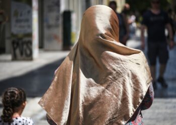 Τα δύο σενάρια για την απαγόρευση της μπούρκας: Στόχος η προστασία ανηλίκων που εξαναγκάζονται να τη φορούν
