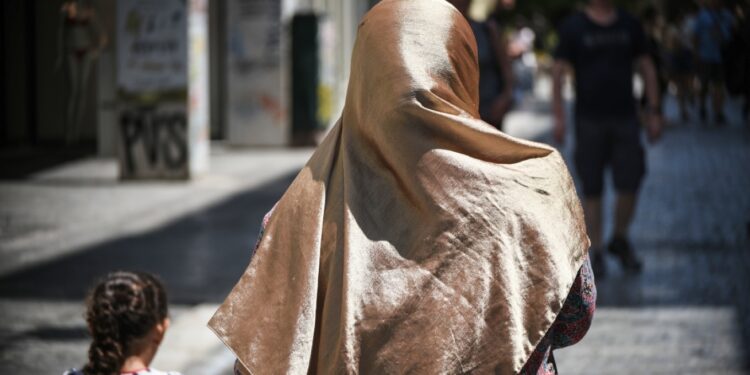 Τα δύο σενάρια για την απαγόρευση της μπούρκας: Στόχος η προστασία ανηλίκων που εξαναγκάζονται να τη φορούν