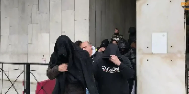 Απάτη κατά του ΕΦΚΑ: Αναφορές ότι το μοντέλο και ο πρώην παίκτης reality έκλεισαν τις επιχειρήσεις τους και δεν συνελήφθησαν