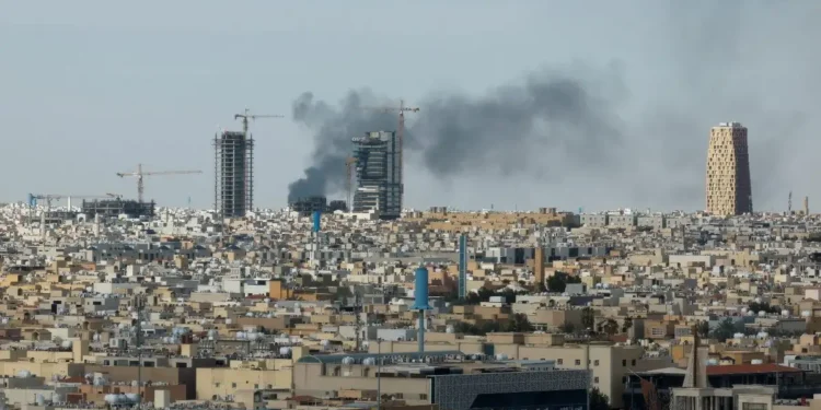 Σαουδική Αραβία: 2 νεκροί από ιρανικό βλήμα σε κατοικημένη περιοχή