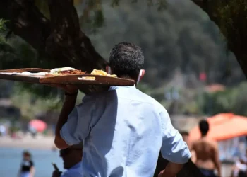 Εστίαση – Τουρισμός: Υπογράφεται η Συλλογική Σύμβαση με αύξηση μισθών 12% σε δύο χρόνια για 500 χιλιάδες εργαζόμενους σε ξενοδοχεία, εστιατόρια, καφέ