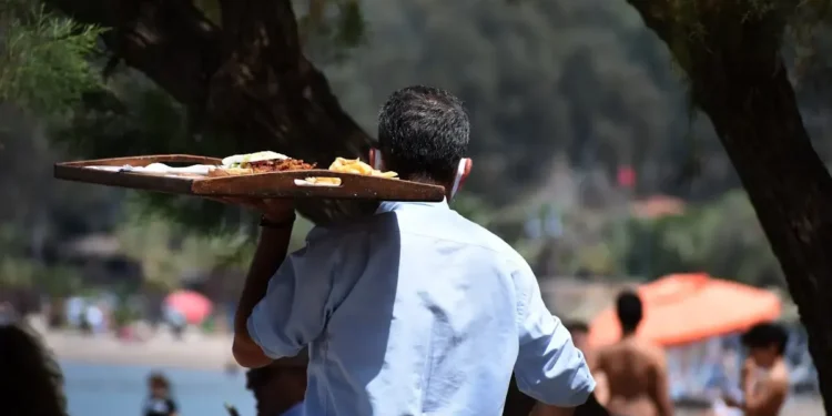 Εστίαση – Τουρισμός: Υπογράφεται η Συλλογική Σύμβαση με αύξηση μισθών 12% σε δύο χρόνια για 500 χιλιάδες εργαζόμενους σε ξενοδοχεία, εστιατόρια, καφέ