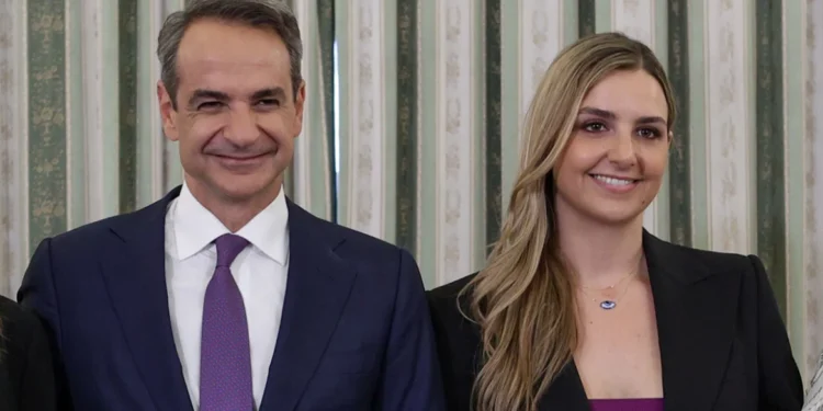 «Η ξεφτίλα δεν έχει όρια»: Η Σοφία Μητσοτάκη απαντά στα fake news για την επιστροφή της από το Ντουμπάι