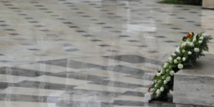 Aδιανόητο γεγονός στην Ελευσίνα – Τη στιγμή της κατάθεσης στεφάνων ακούστηκε ο ύμνος της χούντας