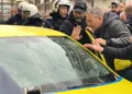 Απεργοί επιτέθηκαν στο Σύνταγμα σε οδηγό ταξί που δούλευε, τον έβρισαν και του πέταξαν καφέδες, δείτε βίντεο