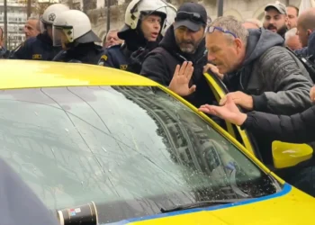 Απεργοί επιτέθηκαν στο Σύνταγμα σε οδηγό ταξί που δούλευε, τον έβρισαν και του πέταξαν καφέδες, δείτε βίντεο