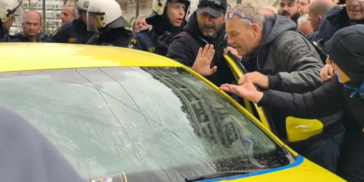 Απεργοί επιτέθηκαν στο Σύνταγμα σε οδηγό ταξί που δούλευε, τον έβρισαν και του πέταξαν καφέδες, δείτε βίντεο