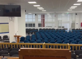 Δίκη για τα Τέμπη: Οι αλλαγές στην αίθουσα – Ετικέτες στις θέσεις, αυστηρές συστάσεις και αυξημένα μέτρα