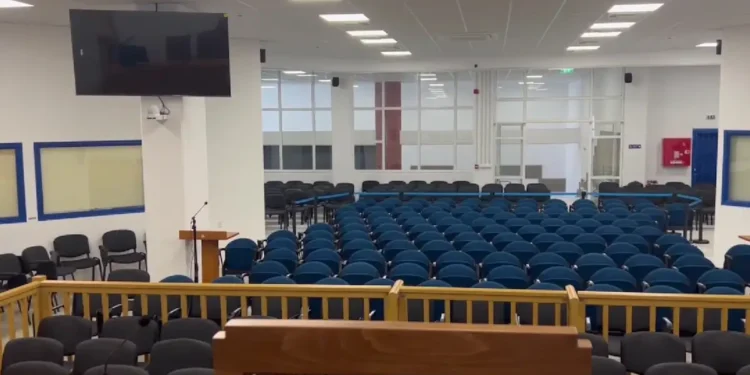 Δίκη για τα Τέμπη: Οι αλλαγές στην αίθουσα – Ετικέτες στις θέσεις, αυστηρές συστάσεις και αυξημένα μέτρα