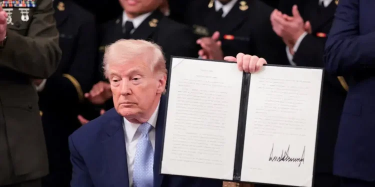 Τραμπ: Θα βλέπουμε την υπογραφή του στα δολάρια από τον Ιούνιο