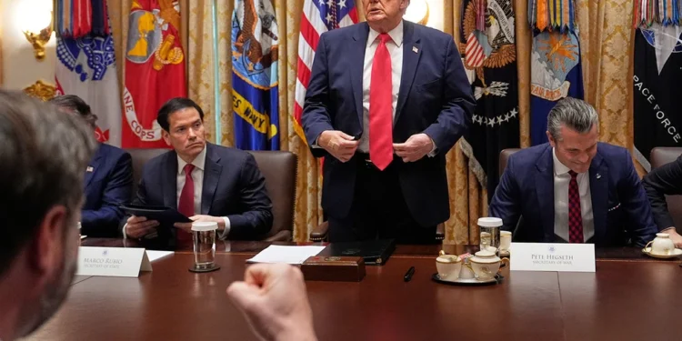 Τραμπ: Αν δεν υπάρξει συμφωνία με το Ιράν, θα ανατινάξουμε τους σταθμούς ηλεκτρικής ενέργειας, τις πετρελαιοπηγές και το νησί Χαργκ