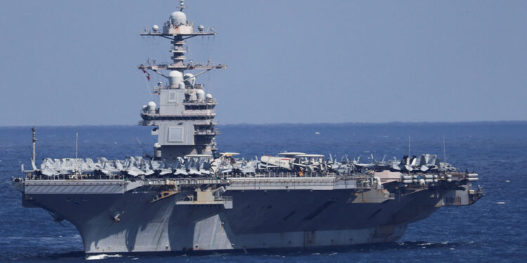 New York Times: Για 30 ώρες έκαιγε η φωτιά στο αεροπλανοφόρο USS Gerald R. Ford, ναύτες κοιμούνται σε τραπέζια ή στο πάτωμα