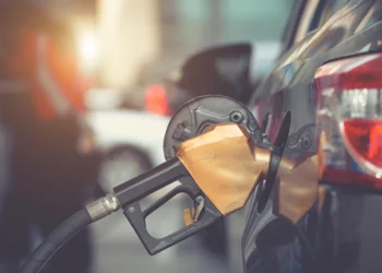 Τα μηνύματα που στέλνει η κυβέρνηση με τα μέτρα κατά της αισχροκέρδειας στην αντλία και στο ράφι