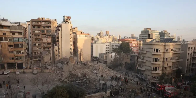 Βηρυτός: Η στιγμή που το Ισραήλ βομβαρδίζει πολυκατοικία και την ισοπεδώνει – Διασώστες ψάχνουν νεκρούς και αγνοούμενους στα συντρίμμια