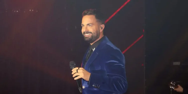 Ο Ηλίας Βρεττός έπεσε θύμα ξυλοδαρμού σε εμφάνισή του σε μαγαζί στην Κύπρο – Τον χτύπησαν με μπουνιές αλλά «όλα είναι μια χαρά»