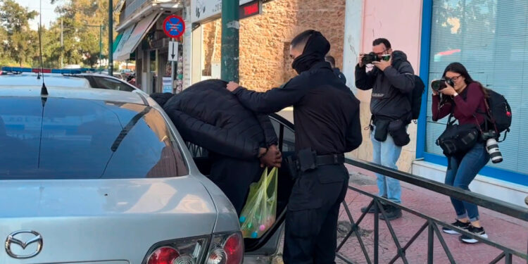 Στον εισαγγελέα ο 16χρονος Σουδανός που παρέσυρε την 16χρονη στη Λιοσίων, με κρανιοεγκεφαλικές κακώσεις η κοπέλα, δείτε βίντεο