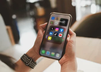 Απαγόρευση χρήσης των social media σε παιδιά κάτω των 15: Υψηλά πρόστιμα στις πλατφόρμες που δεν θα συμμορφωθούν – Πώς θα μπει ο ηλικιακός «κόφτης»