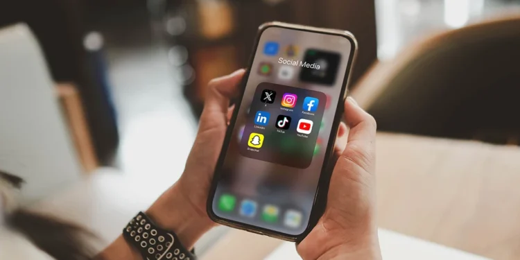 Απαγόρευση χρήσης των social media σε παιδιά κάτω των 15: Υψηλά πρόστιμα στις πλατφόρμες που δεν θα συμμορφωθούν – Πώς θα μπει ο ηλικιακός «κόφτης»