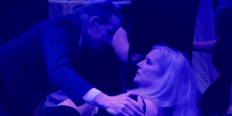 Επίθεση σε δείπνο παρουσία Τραμπ: Βουλευτής «προστάτευσε ηρωικά» την κόρη του Κένεντι