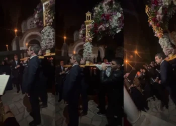 Νικόλαος Ντε Γκρες και Γιώργος Τσαλίκης με τα παιδιά του κράτησαν τον Επιτάφιο στην Ιερά Μονή Αγίας Φιλοθέης στην Εκάλη