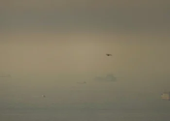 Στον «πάγο» οι διελεύσεις στα Στενά του Ορμούζ – Κατάσχεση στο πλοίο «Touska» και απάτες με crypto σε εταιρείες εντείνουν την κρίση