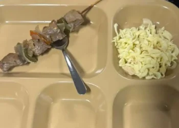 Αεροπλανοφόρο Abraham Lincoln: Καταγγελίες για υποσιτισμό των ναυτών – Ένα καλαμάκι, λίγα ζυμαρικά και άδειοι δίσκοι