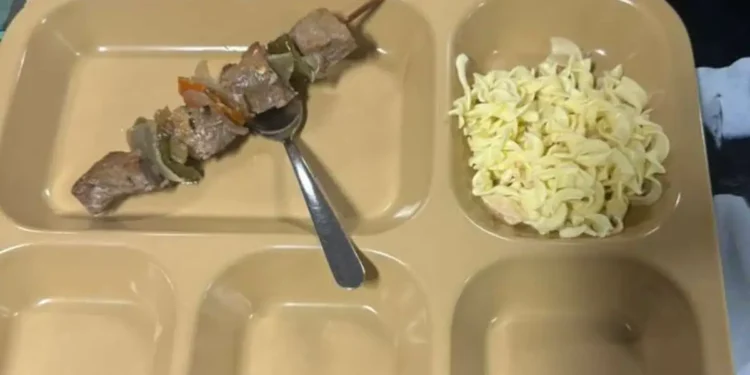 Αεροπλανοφόρο Abraham Lincoln: Καταγγελίες για υποσιτισμό των ναυτών – Ένα καλαμάκι, λίγα ζυμαρικά και άδειοι δίσκοι