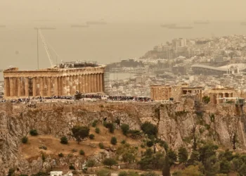 Καιρός: Επιμένει η αφρικανική σκόνη -Ποιες περιοχές θα γίνουν πορτοκαλί, πού θα βρέξει λάσπη