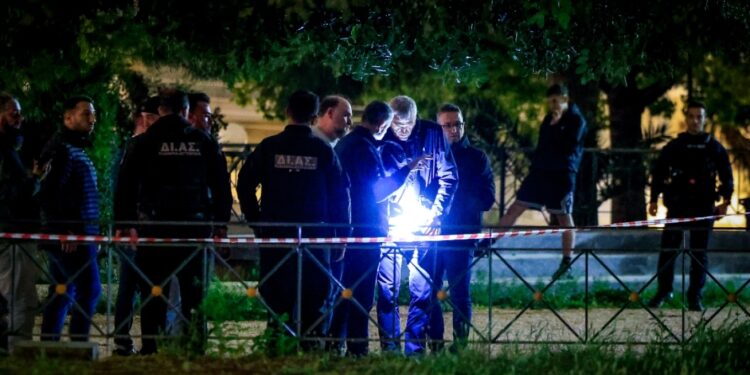 Ο ταξίαρχος της ΕΛΑΣ πήγε για τον νεκρό από το μαχαίρωμα στον Άγιο Δημήτριο χωρίς να ξέρει ότι είναι ο γιος του, πού στρέφονται οι έρευνες