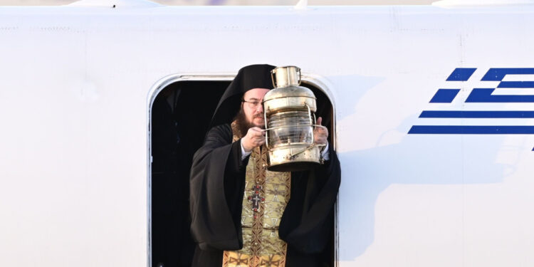 Άγιο Φως: Με ειδικές πτήσεις θα φτάσει σε όλη την Ελλάδα – Τα δρομολόγια για τους 11 προορισμούς