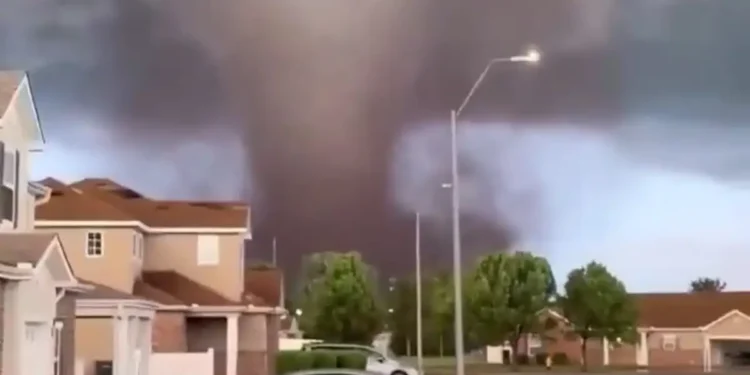 Ανεμοστρόβιλοι χτύπησαν τη βόρεια Οκλαχόμα – 10 τραυματίες, εντυπωσιακά βίντεο