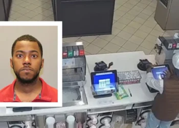 Απίστευτη απάτη σε εστιατόριο fast food στο Τέξας: Πρώην υπάλληλος κατάφερε και έκλεψε $80.000 παραγγέλνοντας 800 μερίδες Mac n cheese