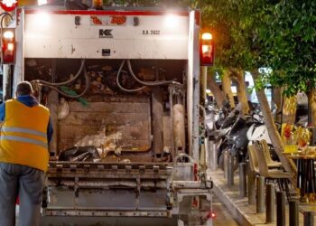 Θεσσαλονίκη: Άστεγος κοιμόταν σε κάδο σκουπιδιών – Βρέθηκε από εργαζόμενους κατά την αποκομιδή