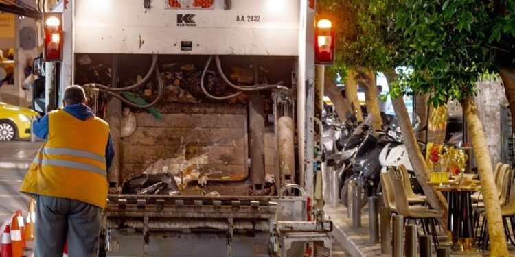 Θεσσαλονίκη: Άστεγος κοιμόταν σε κάδο σκουπιδιών – Βρέθηκε από εργαζόμενους κατά την αποκομιδή