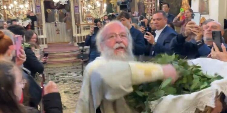 Χίος: Ο «ιπτάμενος» ιερέας έκανε την Πρώτη Ανάσταση στην Ευαγγελίστρια (Βίντεο)