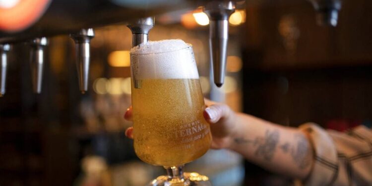Πολυτέλεια η έξοδος «για μια μπύρα» στην Ελλάδα-  Βουτιά στην κατανάλωση παρά τα ρεκόρ στον τουρισμό