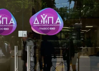 Χαμός στη ΔΥΠΑ Βέροιας: Ζευγάρι τα έκανε γυαλιά-καρφιά επειδή δεν πληρώθηκε και φώναζε «καλά έκανε ο 89χρονος στον ΕΦΚΑ»