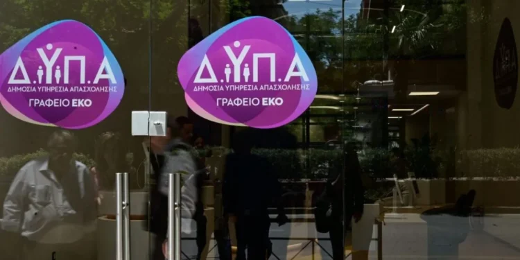 Χαμός στη ΔΥΠΑ Βέροιας: Ζευγάρι τα έκανε γυαλιά-καρφιά επειδή δεν πληρώθηκε και φώναζε «καλά έκανε ο 89χρονος στον ΕΦΚΑ»