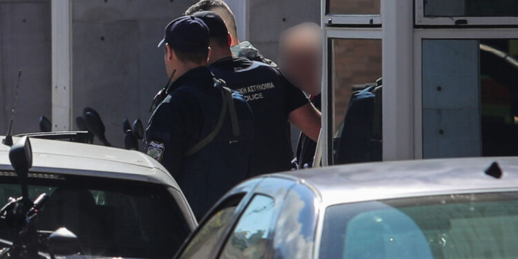 Επίθεση σε ΕΦΚΑ και Πρωτοδικείο: Για απόπειρα ανθρωποκτονίας κατά συρροή κατηγορείται ο 89χρονος