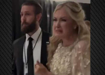 Έντρομη και με δάκρυα στα μάτια απομακρύνθηκε από την εκδήλωση η χήρα του Τσάρλι Κερκ- «Θέλω να πάω σπίτι»