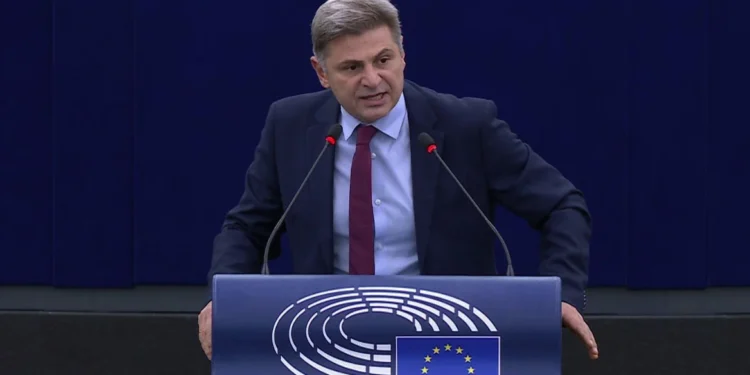 Ανακοινώνεται η ένταξη του Φαραντούρη στο ΠΑΣΟΚ