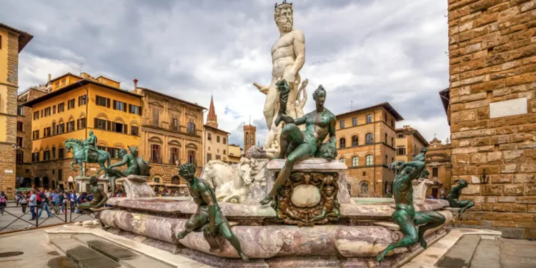 Φλωρεντία: Τουρίστρια προσπάθησε να πιάσει τα γεννητικά όργανα αγάλματος του Ποσειδώνα και προκάλεσε ζημιές 5.000 ευρώ