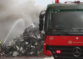 Φωτιά σε εταιρεία ανακύκλωσης στο Ωραιόκαστρο, ήχησε το 112 για τους καπνούς – «Μείνετε σε εσωτερικούς χώρους, κλείστε πόρτες και παράθυρα»