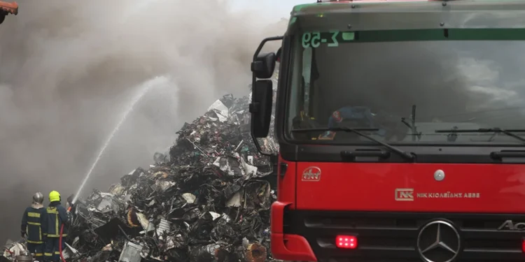 Φωτιά σε εταιρεία ανακύκλωσης στο Ωραιόκαστρο, ήχησε το 112 για τους καπνούς – «Μείνετε σε εσωτερικούς χώρους, κλείστε πόρτες και παράθυρα»