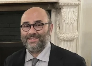 Το πλοίο του εφοπλιστή Γιώργου Γιουρούκου χτύπησαν στα Στενά του Ορμούζ – Ποιος είναι ο εφοπλιστής